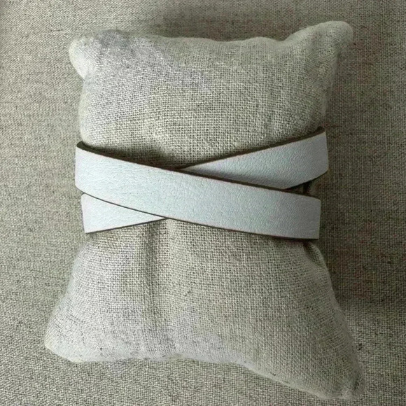 Stella & Dot Signature Engravable Leather Wrap Bracelet - Picture 4 of 7